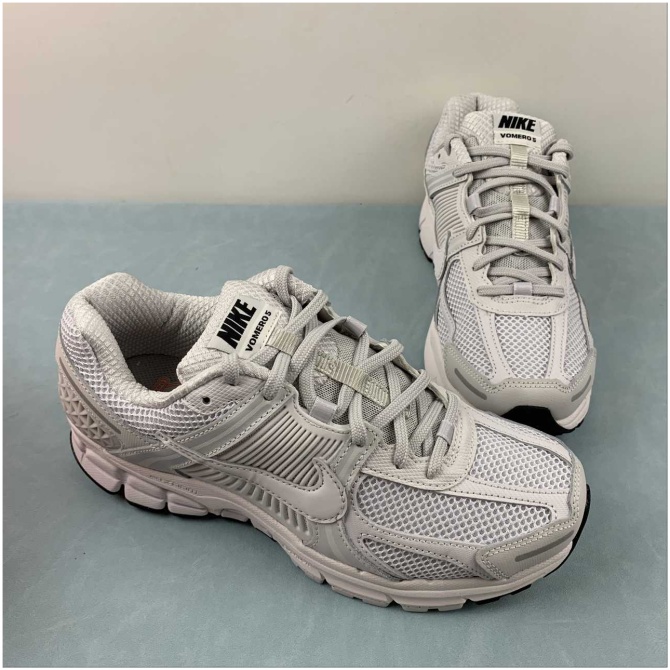 Nike Zoom Vomero 5 Grey