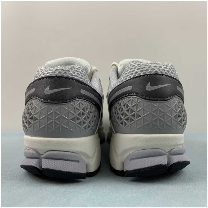 Nike Air Zoom Vomero Grey